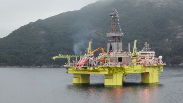 山の森での海岸線の近くの海にある石油掘削装置 — ストック動画