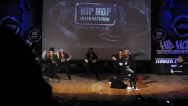 Банда танцует хип-хоп на сцене дворца культуры — стоковое видео