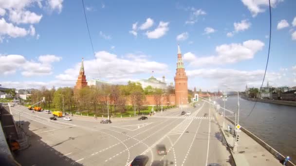 Le auto vanno sul Cremlevskaya Embankment vicino al muro del Cremlino, time lapse — Video Stock