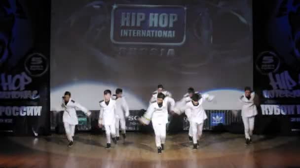 Lils Dance crew dances hip-hop on scene of palace of culture — Stock Video