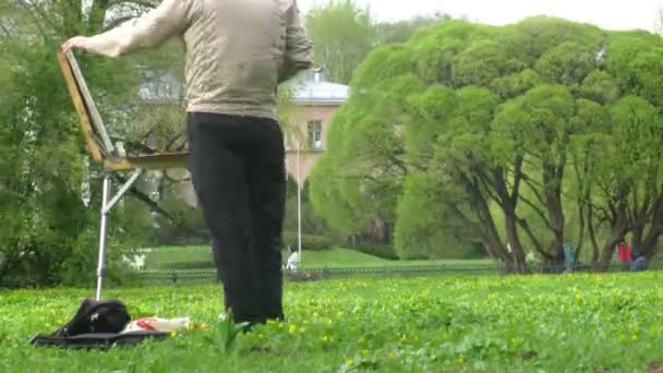 Cuadro de dibujo de pintor en jardín botánico — Vídeo de stock