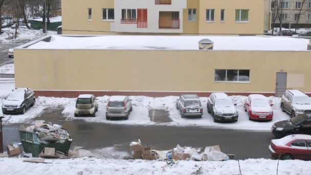 Autos fahren in der Nähe von Mülldeponie und Parkplatz auf Straße — Stockvideo