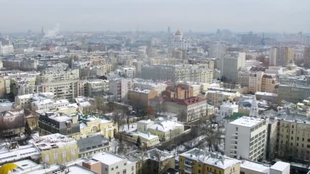 Купола церкви видны на фоне городского пейзажа зимой — стоковое видео