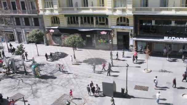 Passeio de turistas na rua Montera em Madrid — Vídeo de Stock