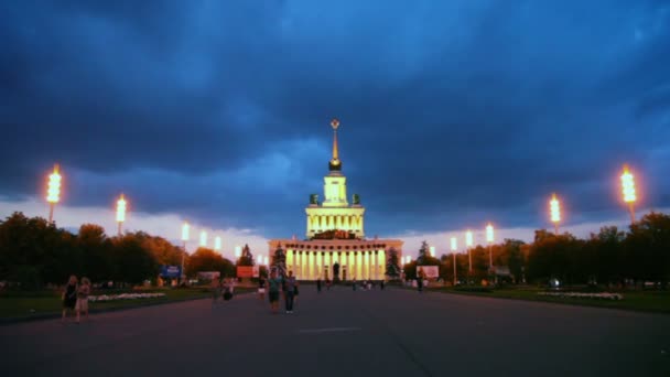 Люди прогуливаются в парке ENEA возле выставочного зала номер один — стоковое видео