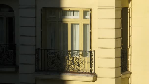 Balkon des Gebäudes verschwindet im Schatten der Sonne, Zeitraffer — Stockvideo