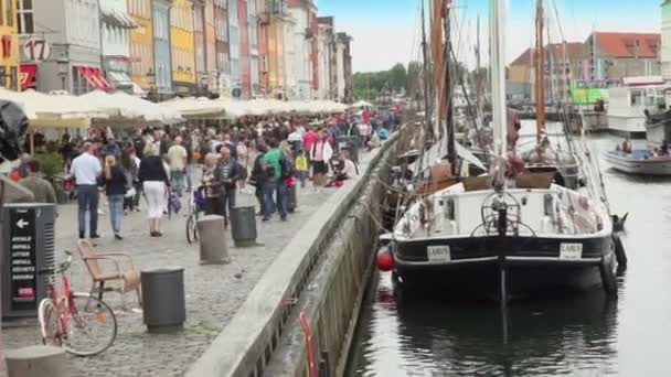 Turisté cestovat v Nyhavnu v Kodani. — Stock video