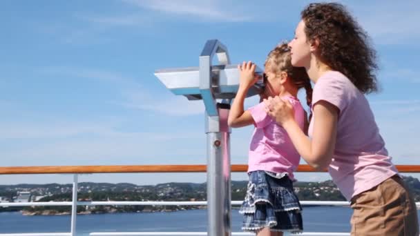 Menina olha em binocular no convés do navio sob a direção da mãe — Vídeo de Stock