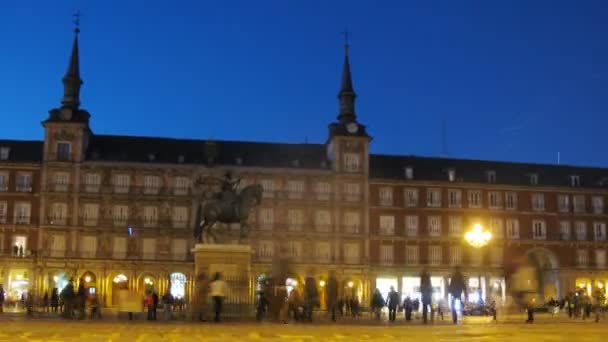 Monumento al rey Felipe III se encuentra en la Plaza Mayor de Plasa — Vídeos de Stock