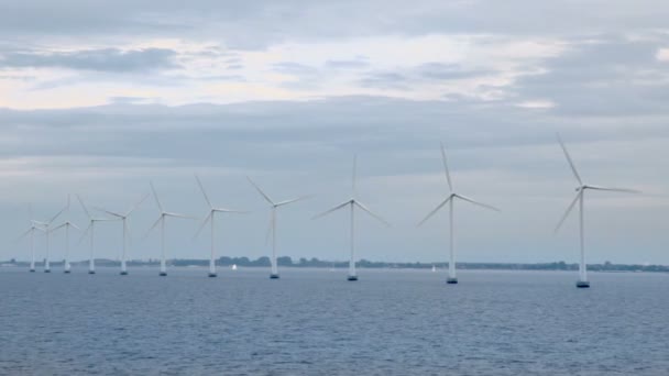Plusieurs éoliennes pour la production d'énergie électrique en mer 