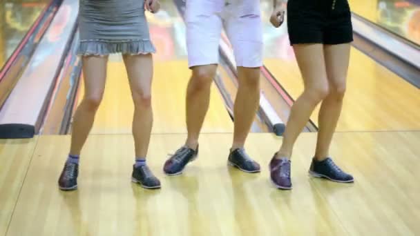 Duas garotas com um cara dançam no bowling club — Vídeo de Stock