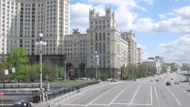 Coches van en Kotelnichesky Avenue cerca de Stalin rascacielos — Vídeos de Stock