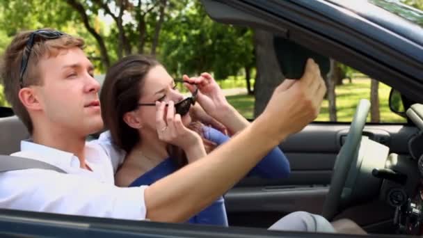 Dívka sedí na místě řidiče v kabriolet a její přítel je blízko — Stock video