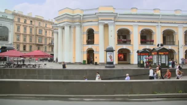 Gostinny Dvor y coches en el cruce de la calle Sadovaya — Vídeos de Stock