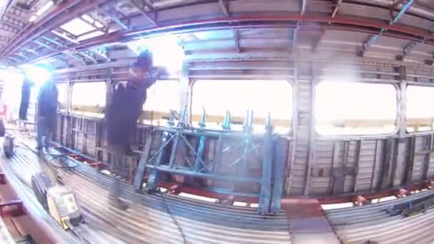 Arbeiter schweißen Details in Waggon in Maschinenhalle, Zeitraffer — Stockvideo