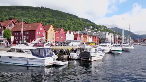 Muelle en muelle con barcos en la ciudad costera de Bergen — Vídeos de Stock
