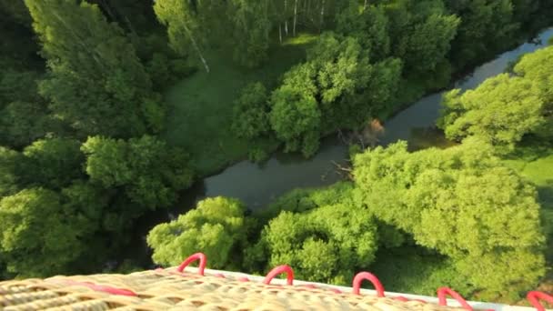 Vol de ballon au-dessus d'une rivière dans laquelle la réflexion est visible — Video