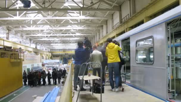 Giornalista interviste capo vicino nuovo treno presso impianto — Video Stock