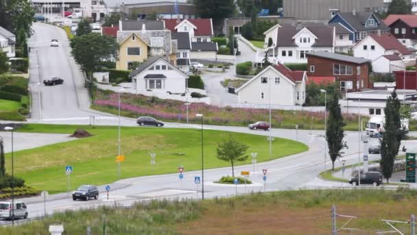 Coches van en las calles de la ciudad noruega de Stavanger — Vídeo de stock