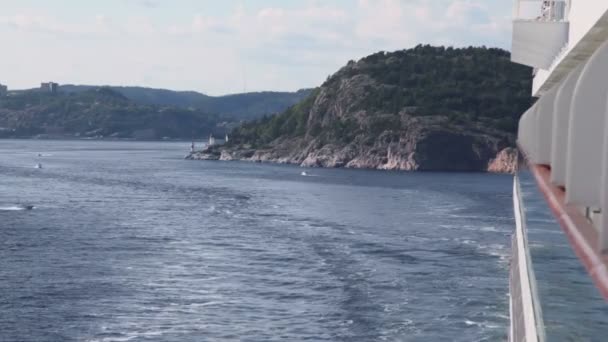 La gente getta pane per gabbiani da incrociatori in mare vicino alla città — Video Stock