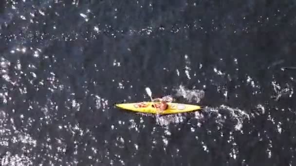 Homem atleta flutua calmamente em canoa amarela em dia ensolarado — Vídeo de Stock