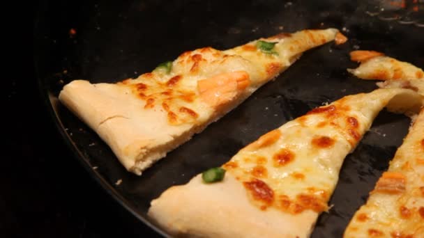 Small slice of pizza undertakes from frying pan close up — Stock Video