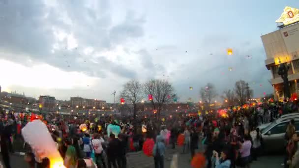 Many people start up heavenly small lanterns — Stock Video