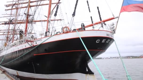 Corteza rusa Sedov se encuentra en el puerto de Stavanger — Vídeo de stock