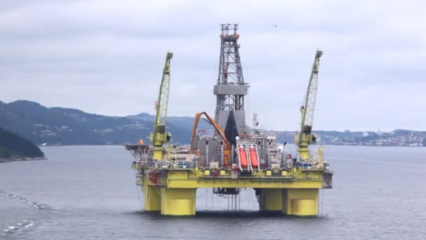 Буровая платформа Coslpioner стоит в заливе — стоковое видео