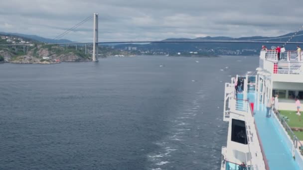 Mensen uit dek horloge enorme hanger brug met verkeer en stad — Stockvideo