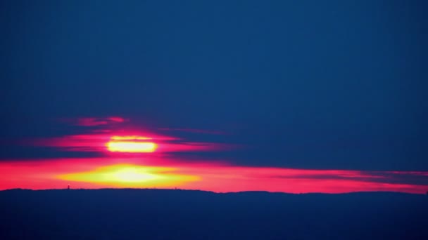 Ηλιοβασίλεμα και την ακτογραμμή με φάρο, shipview κατά τη διάρκεια της κρουαζιέρας — Αρχείο Βίντεο