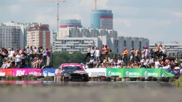 Voiture de course entrer en tour devant les tribunes avec le public — Video