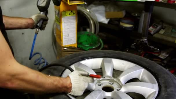 El hombre bombea rueda de coche y comprueba la presión por manómetro — Vídeo de stock