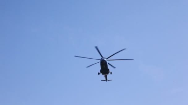 Helikopter vliegt snel in blauwe hemel op internationale tentoonstelling — Stockvideo