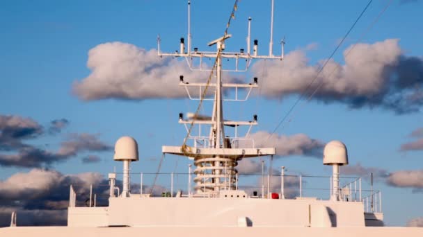 Roterende elementen van radar en zenders van drijvende schip — Stockvideo