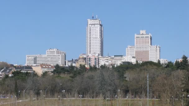 Rascacielos de pie en la parte superior contra el cielo azul, lapso de tiempo — Vídeos de Stock