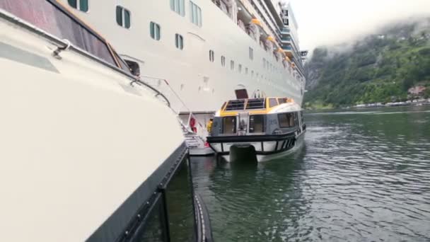 Float away from huge passengers liner on lake — Stock Video