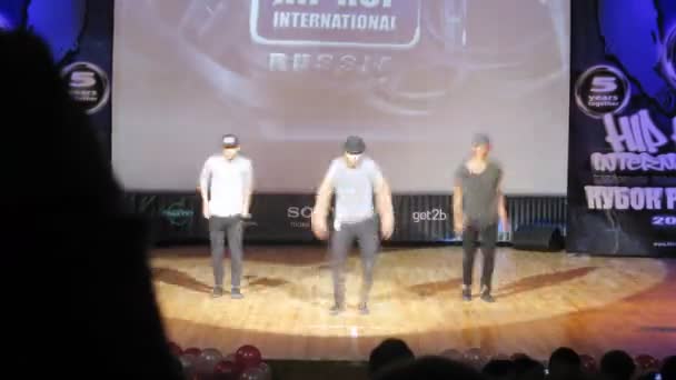 Команда Qiuck танцует хип-хоп на сцене дворца культуры — стоковое видео