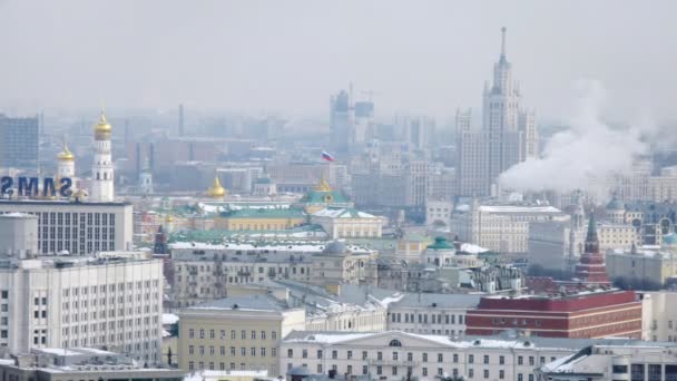 Kremlin stands against city landscape, tima lapse — Stock Video