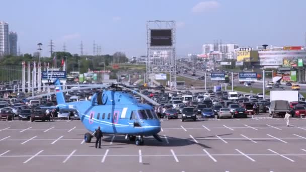 ねじの回転を取るオフ プラットフォーム上に立っているヘリコプター — ストック動画