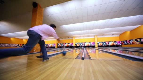 Člověk hodí bowlingovou kouli a dělá strike od beaty všechny kuželky — Stock video