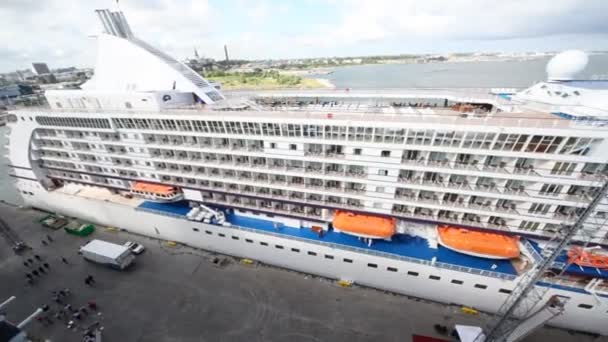 Panorama över enorma multideck passagerare liner stående i hamn — Stockvideo