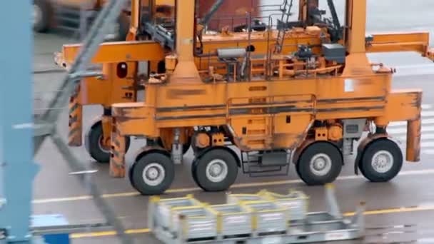 Maschine mit mehreren Rädern fährt auf Asphalt im Industriegebiet — Stockvideo