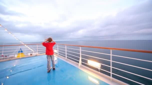 Chlapec a dívka se v prohlížení dalekohledem na moři s mraky — Stock video