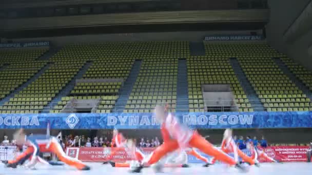 Team deelnemen aan wedstrijden van het kampioenschap op cheerleading — Stockvideo