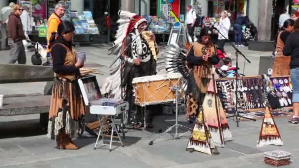 Wenige Indianer in Tracht spielen Musik auf der Straße — Stockvideo