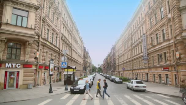 People walk by pedestrian crossing at Nevsky avenue — Stock Video