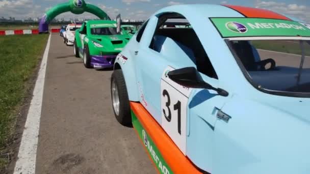 Coches sin pilotos enfrentan inicio de carrera — Vídeo de stock