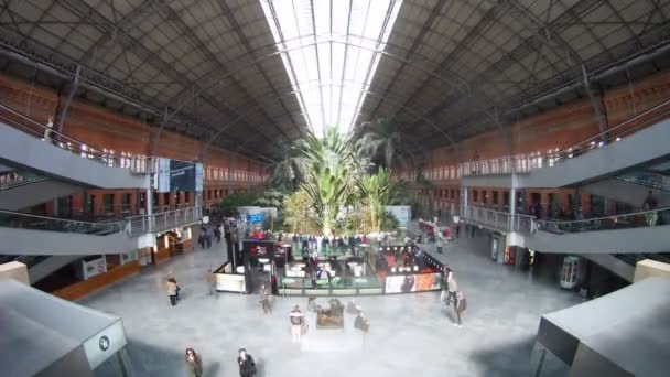 La gente espera tren en la estación de tren de Atocha — Vídeos de Stock