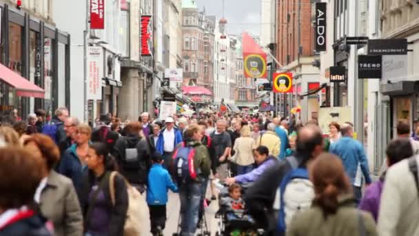 Ville rue débordé de gens avec des magasins — Video